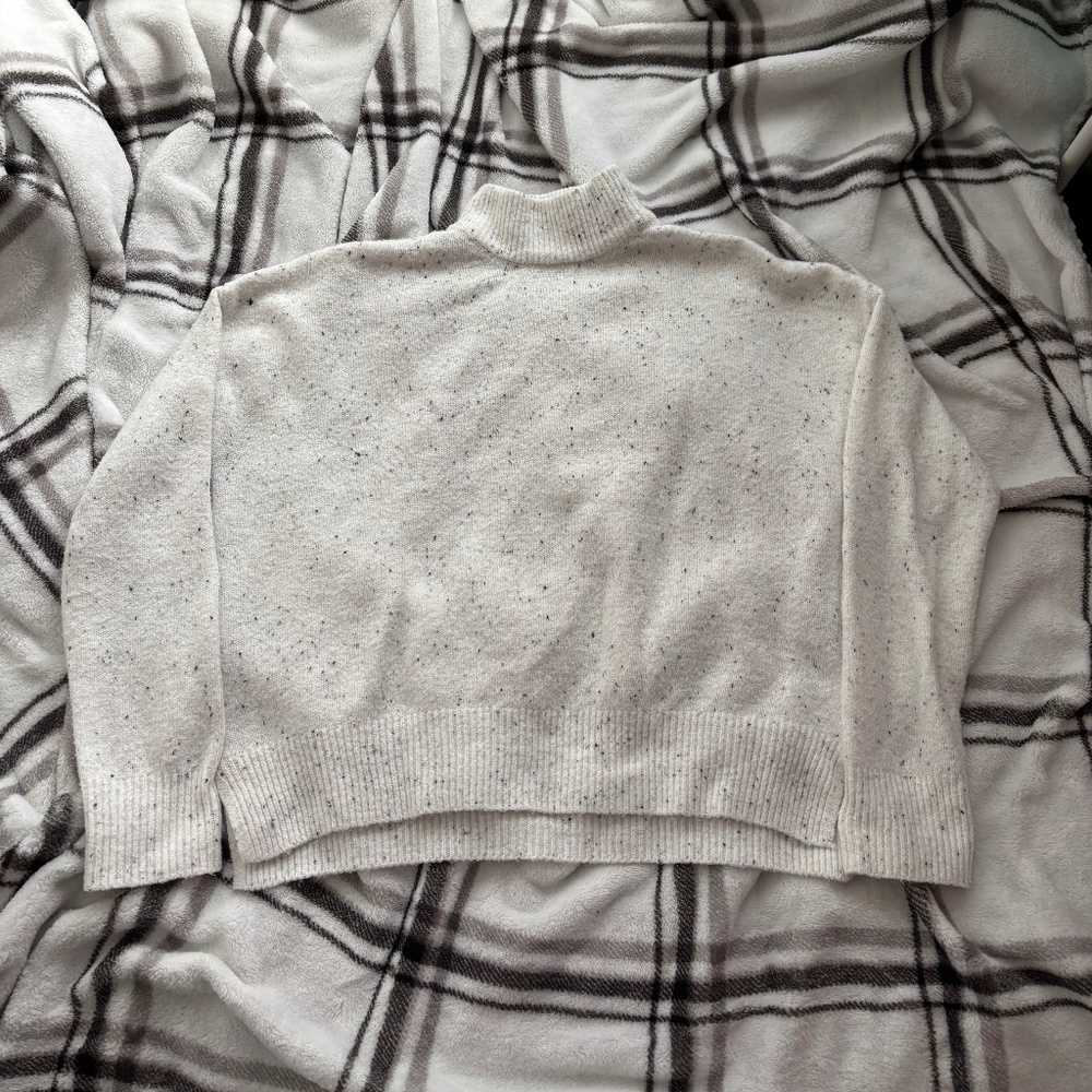 Jessica Simpson White Sweater with Black Specks/Dots Design (Size M)